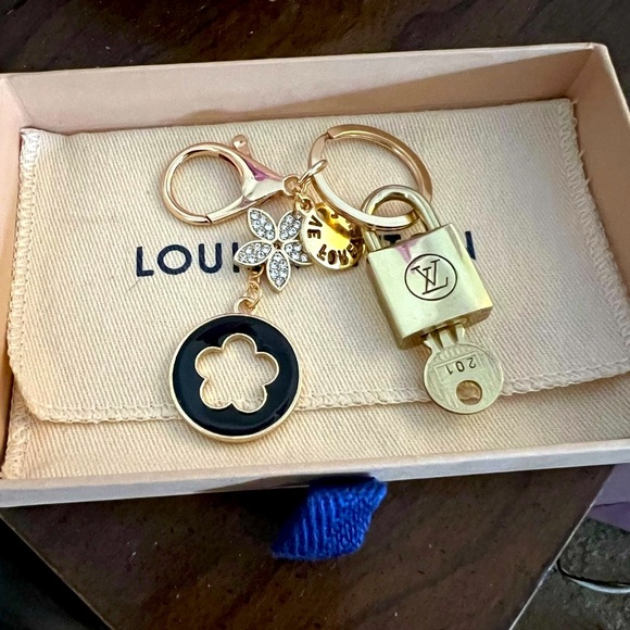 Authentic Louis Vuitton SERIES 2 Lock & Key #201 w Box & Dusty & Unbrnd Keychain - Picture 1 of 12